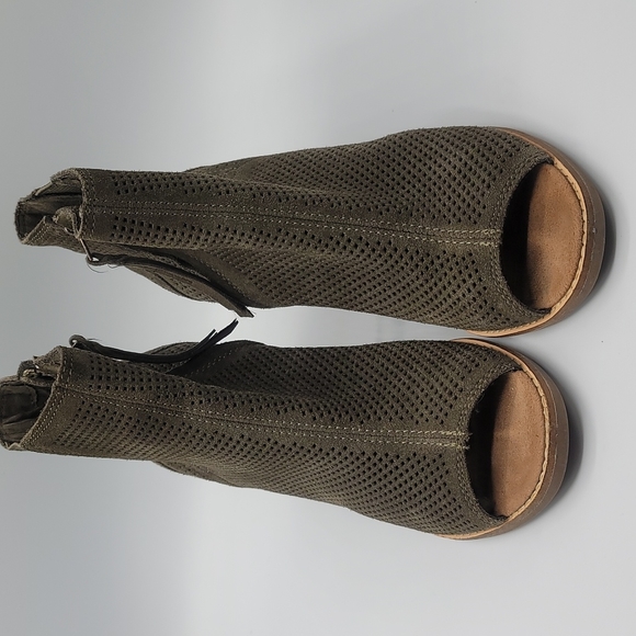 Toms Women's Size 8 Majorca Perforated Peep Toe Ankle Boots olive green - Picture 2 of 7